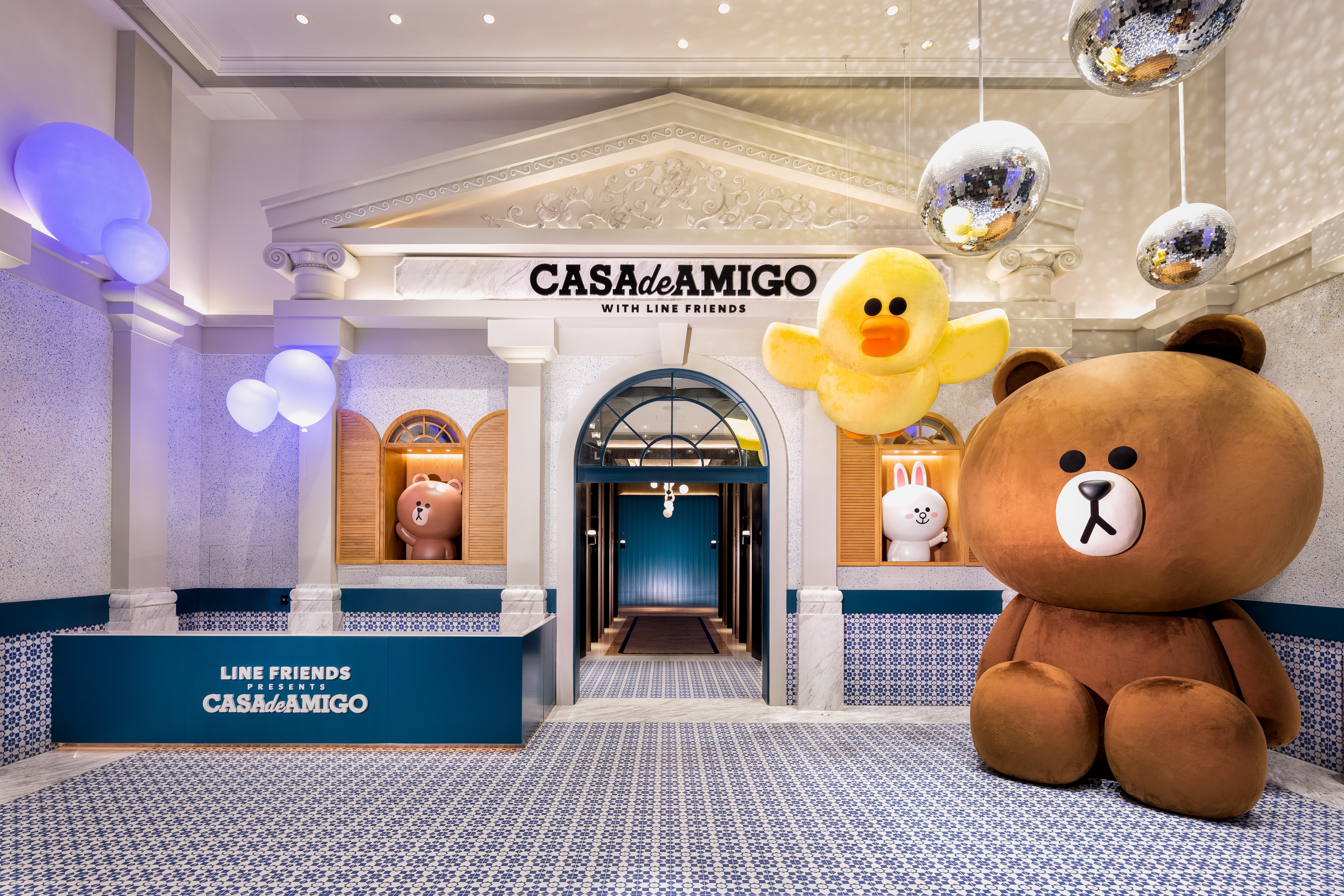 The lobby of LINE FRIENDS PRESENTS CASA DE AMIGO blends the characteristics of Macao’s Portuguese architecture with the iconic MEGA BROWN and the unique FLYING SALLY of LINE FRIENDS