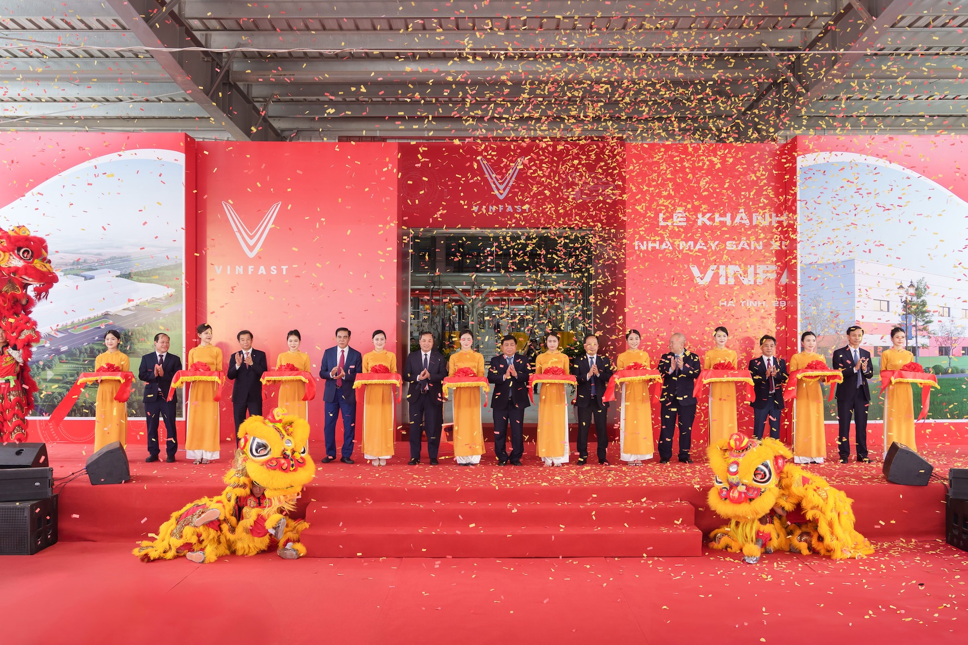 The delegates cut the ribbon at the inauguration ceremony of the VinFast electric vehicle manufacturing plant in Hà Tĩnh.