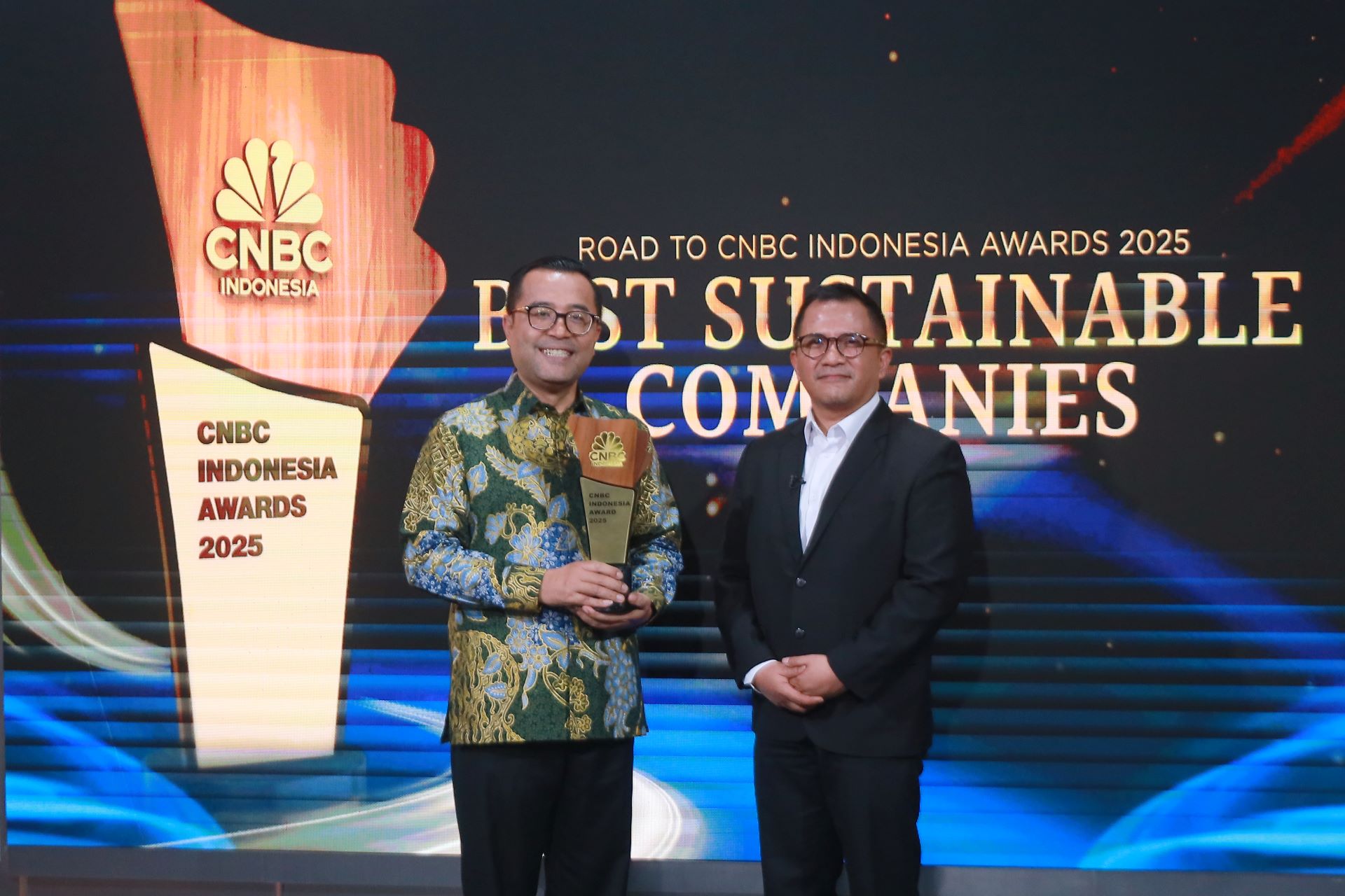 Mr. Kariyanto Hardjosoemarto, CEO of VinFast Indonesia (left), receives the awards at the event.