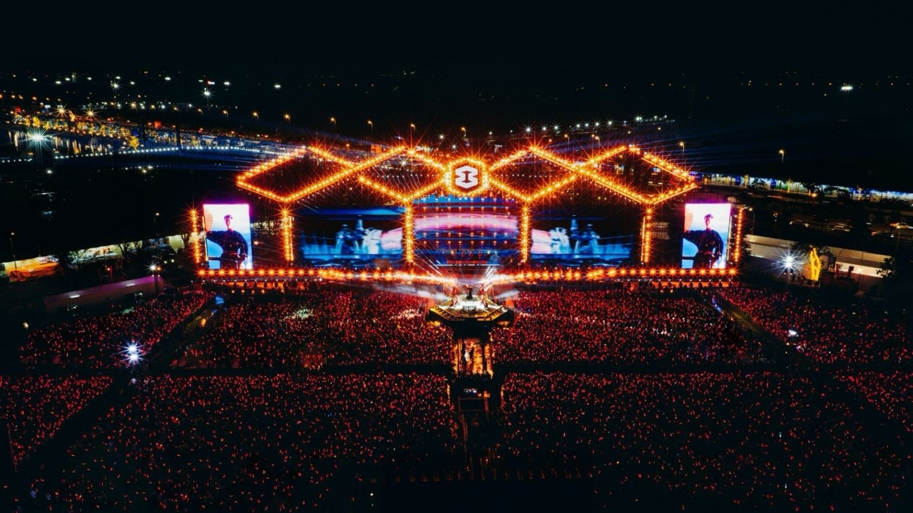 Vingroup launched the 8Wonder mega music festival series to bring world-class international music experiences to Vietnam. The spectacular stage of 8Wonder stands as a testament to Vingroup