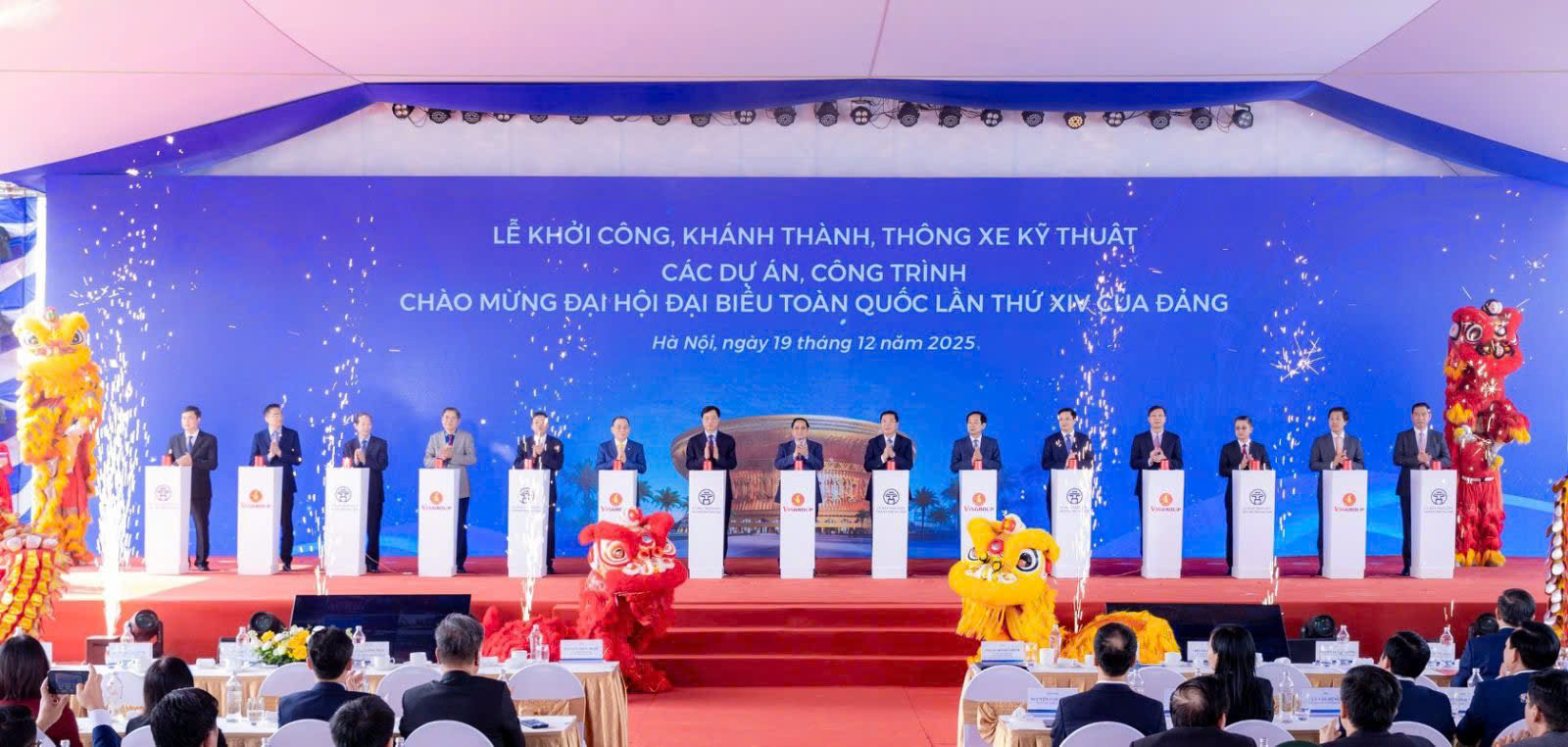 Prime Minister Pham Minh Chinh, Hanoi Party Secretary Nguyen Duy Ngoc, leaders of central ministries and agencies, local leaders, and Mr. Pham Nhat Vuong, Chairman of Vingroup, press the button to commence the Olympic Sports Urban Area project.