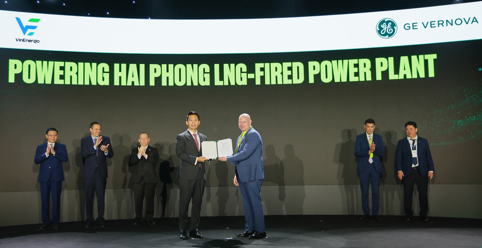 Mr. Nguyen Anh Khoa, CEO of VinEnergo (left), and Mr. Eric Gray, CEO of Power segment, GE Vernova, announced the agreement under the witness of Mr. Le Manh Hung, Acting Minister of Industry and Trade and Mr. Scott Strazik, CEO of GE Vernova.