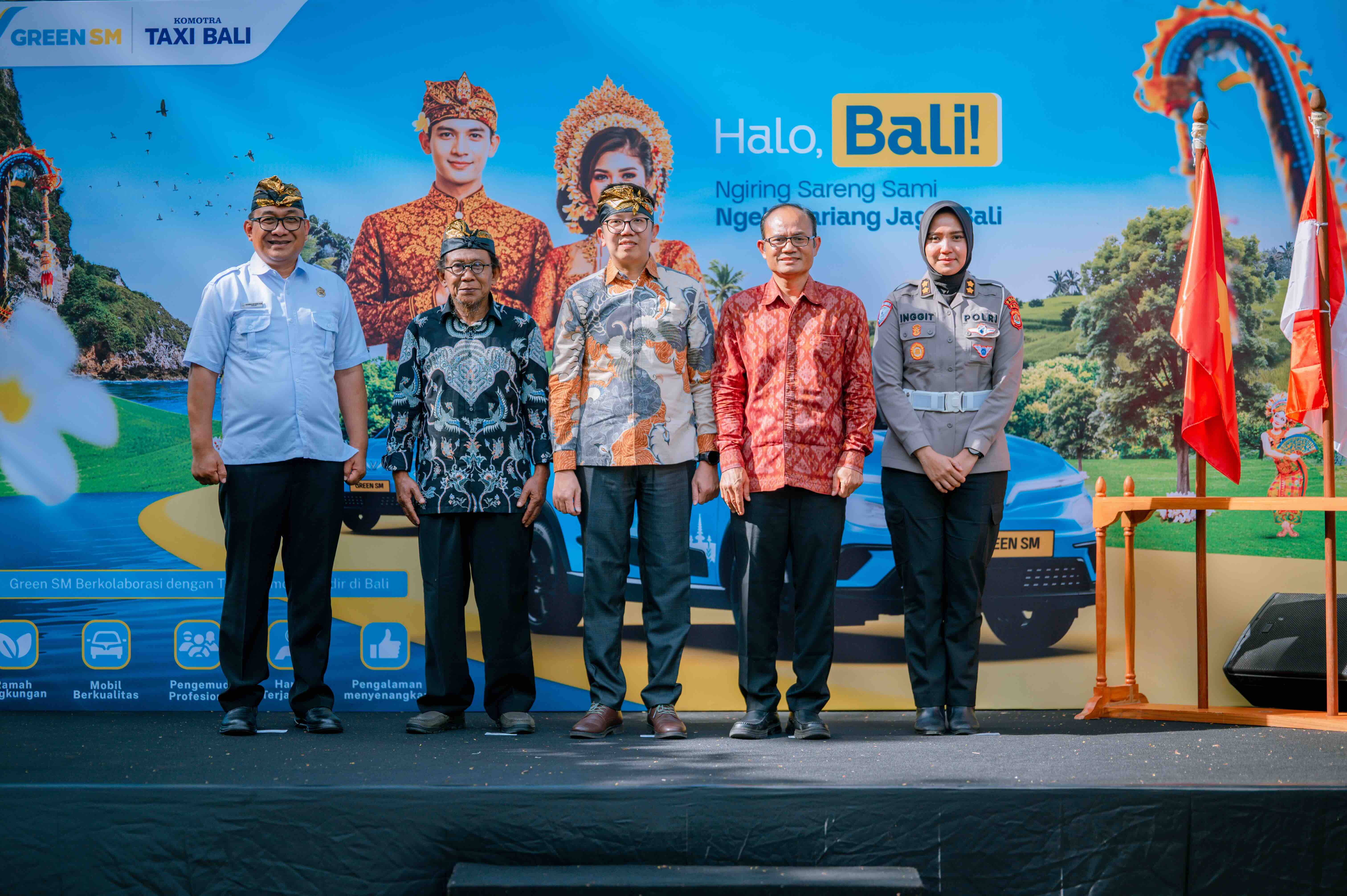 Mr. Deny Tjia - Green SM Indonesia Managing Director (third from left), Mr H. Hasbi - Chairman of Komotra Taxi Bali (second from left), along with representatives from government agencies at the launch ceremony.