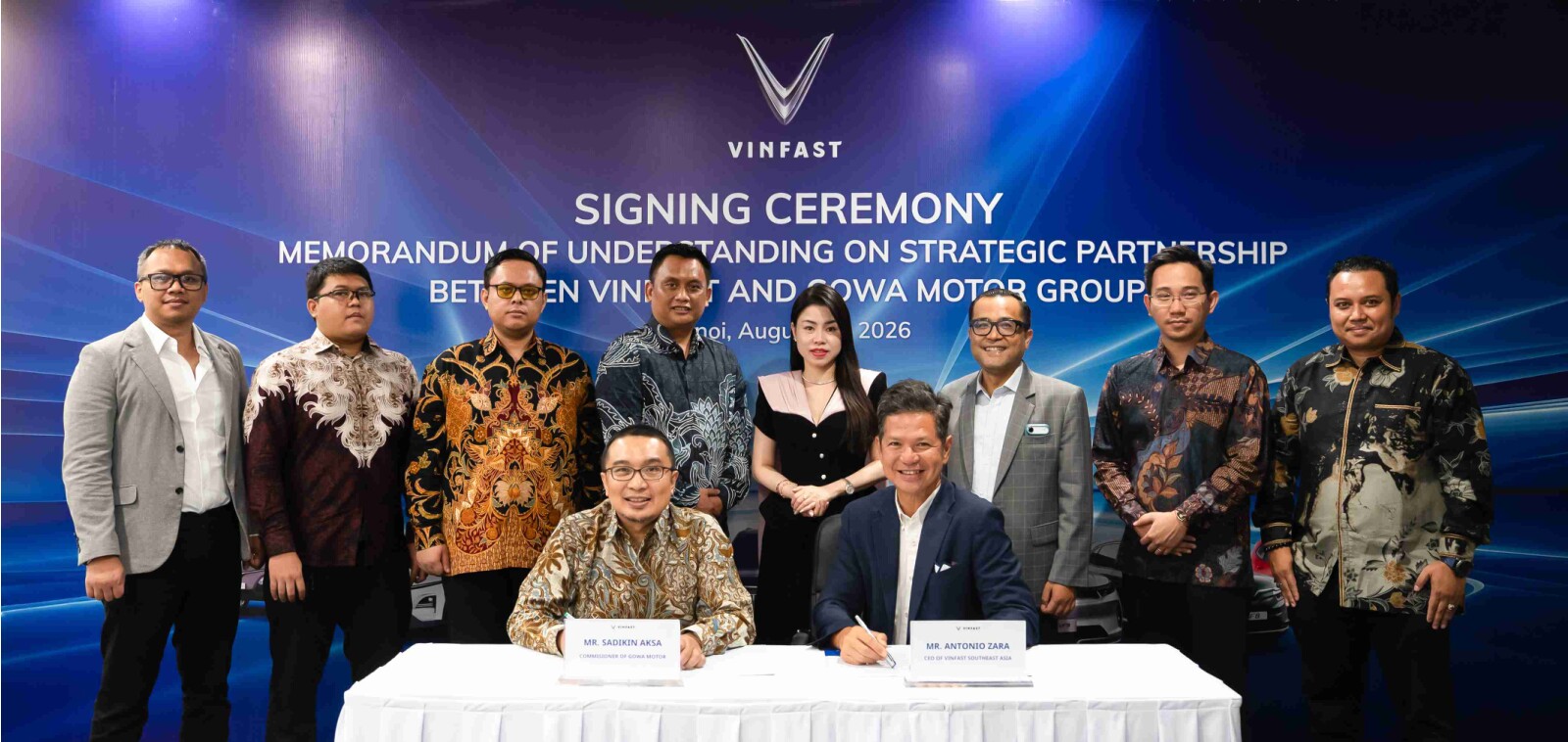 Representatives of VinFast and Gowa Motor Group at the MOU signing, marking an important step toward establishing a joint venture to expand 30 VinFast dealership showrooms across Indonesia.