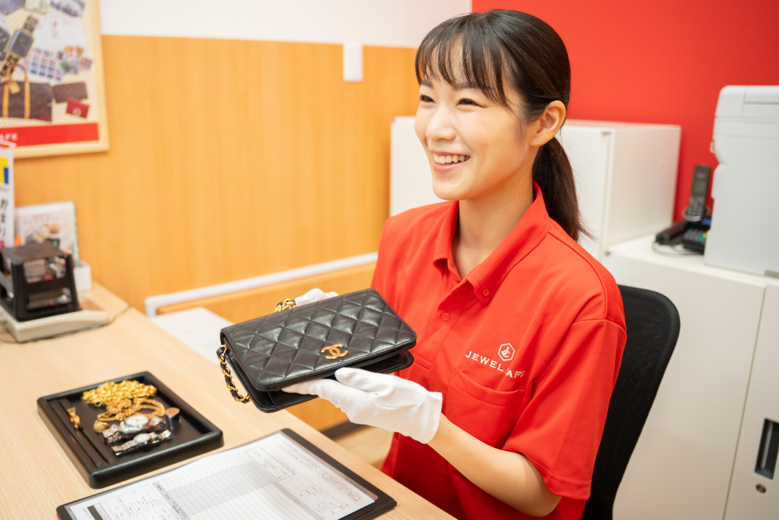 Jewel Cafe staff member assisting a customer with a jewelry appraisal.