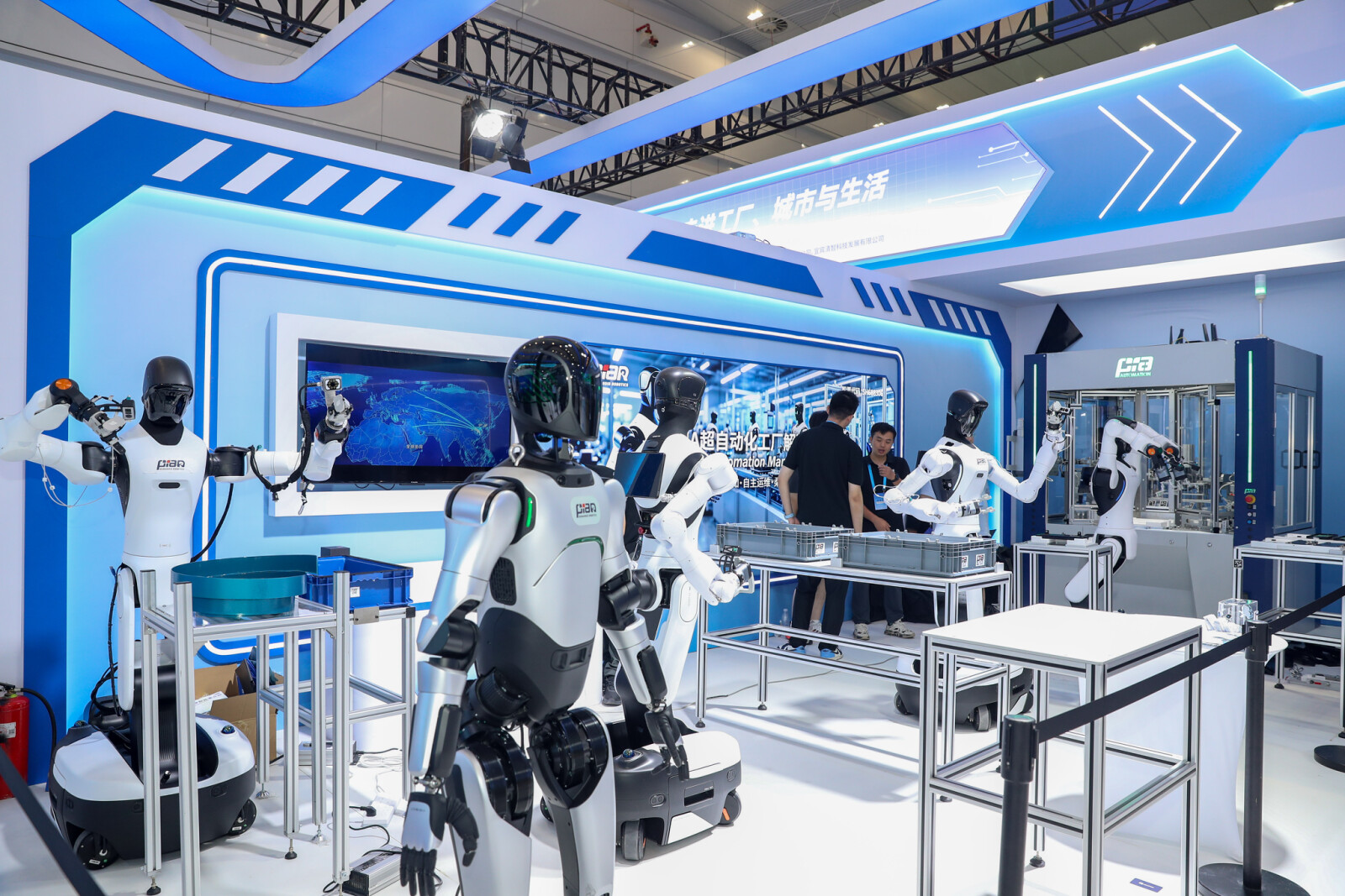 On September 3, a humanoid robot demonstrated an AI-powered hyper-automated factory in a simulation. (Photo by Zhuang Ge