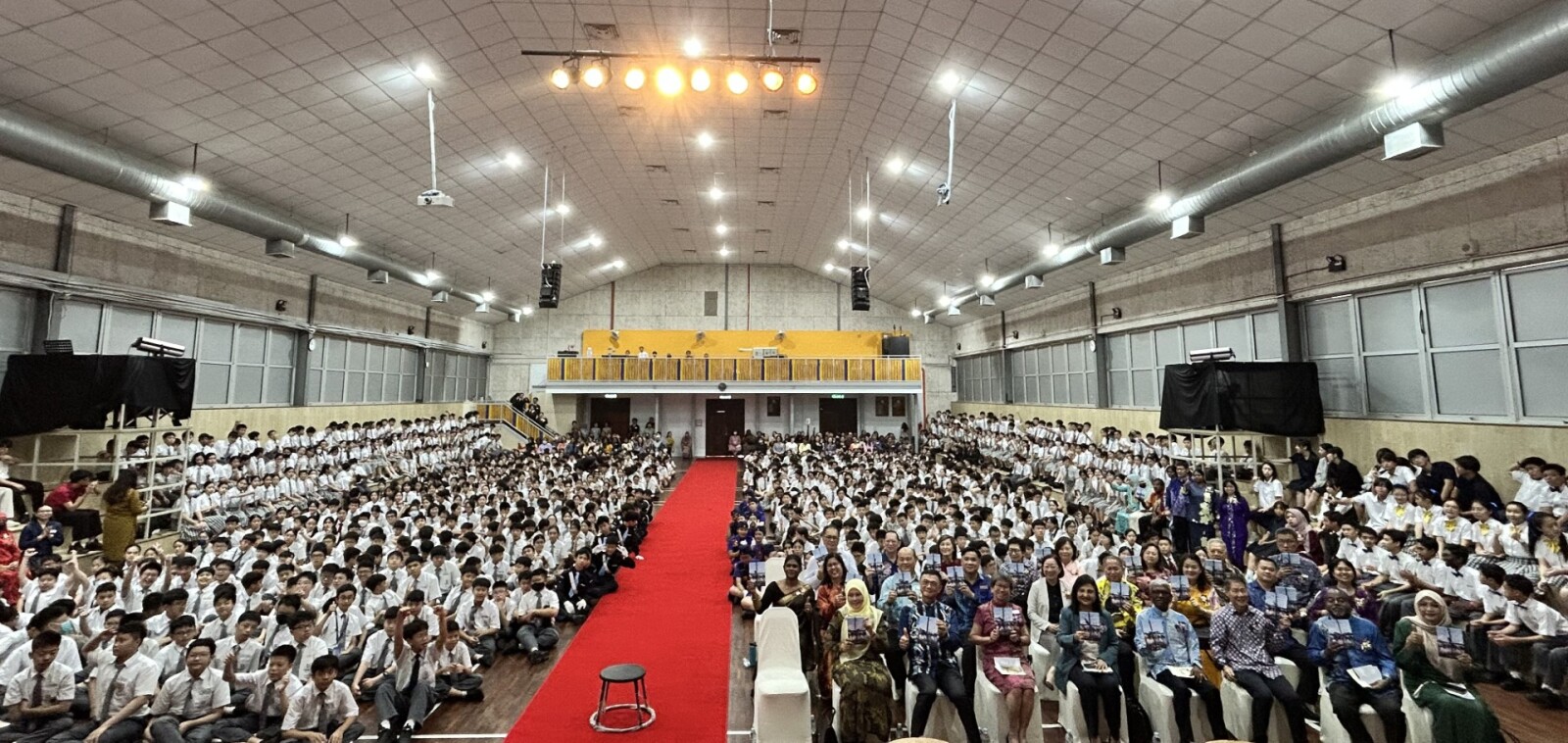 Students, educators and invited guests held up copies of Warkah untuk Perdana Menteri: Suara Wesleyan, Impian Sebuah Negara Bangsa (Letters to the Prime Minister: Voices of Wesleyans, A Nation