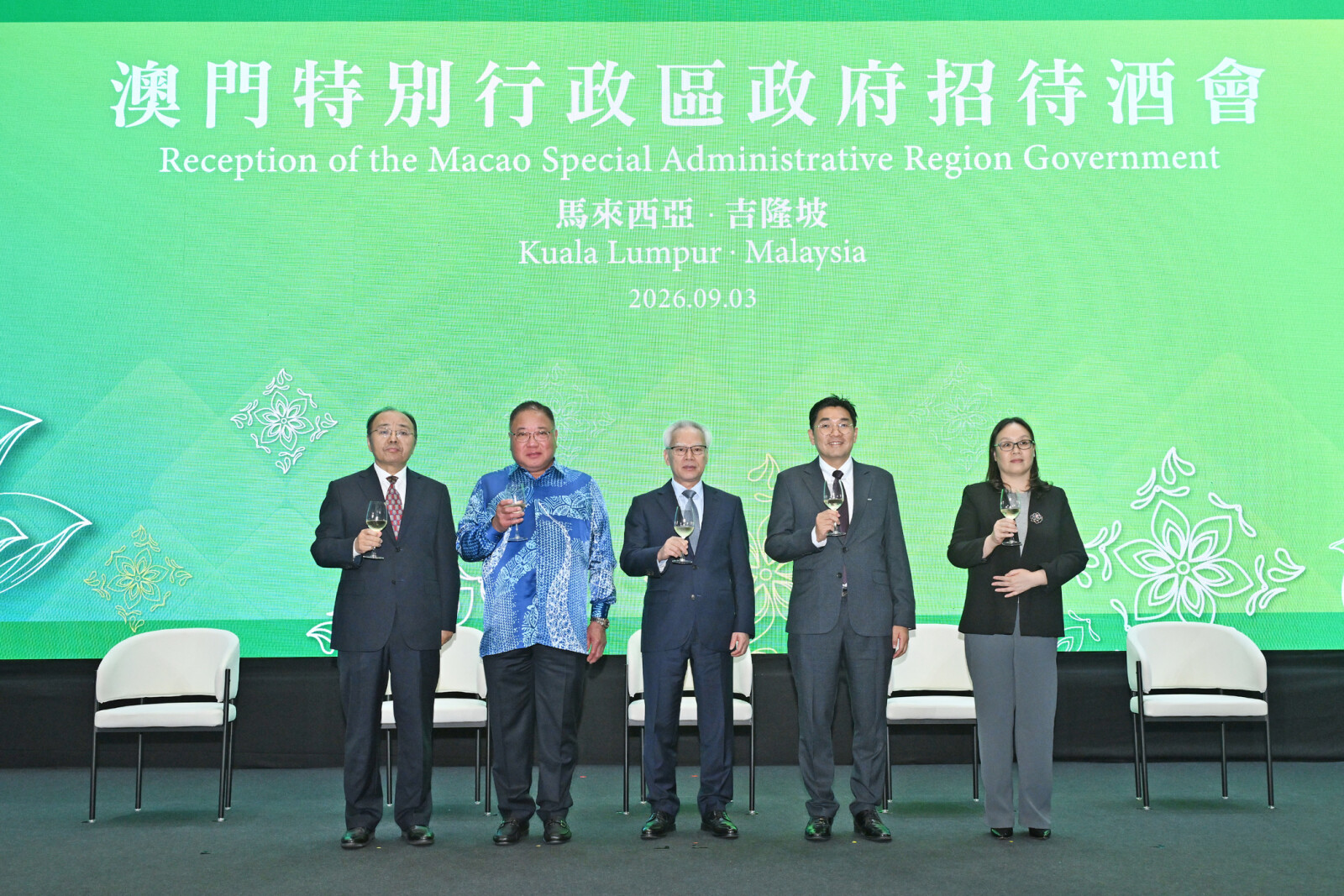 The Chief Executive, Mr Sam Hou Fai, and guests make a toast at a reception in Kuala Lumpur, Malaysia hosted by the Macao Special Administrative Region Government.
