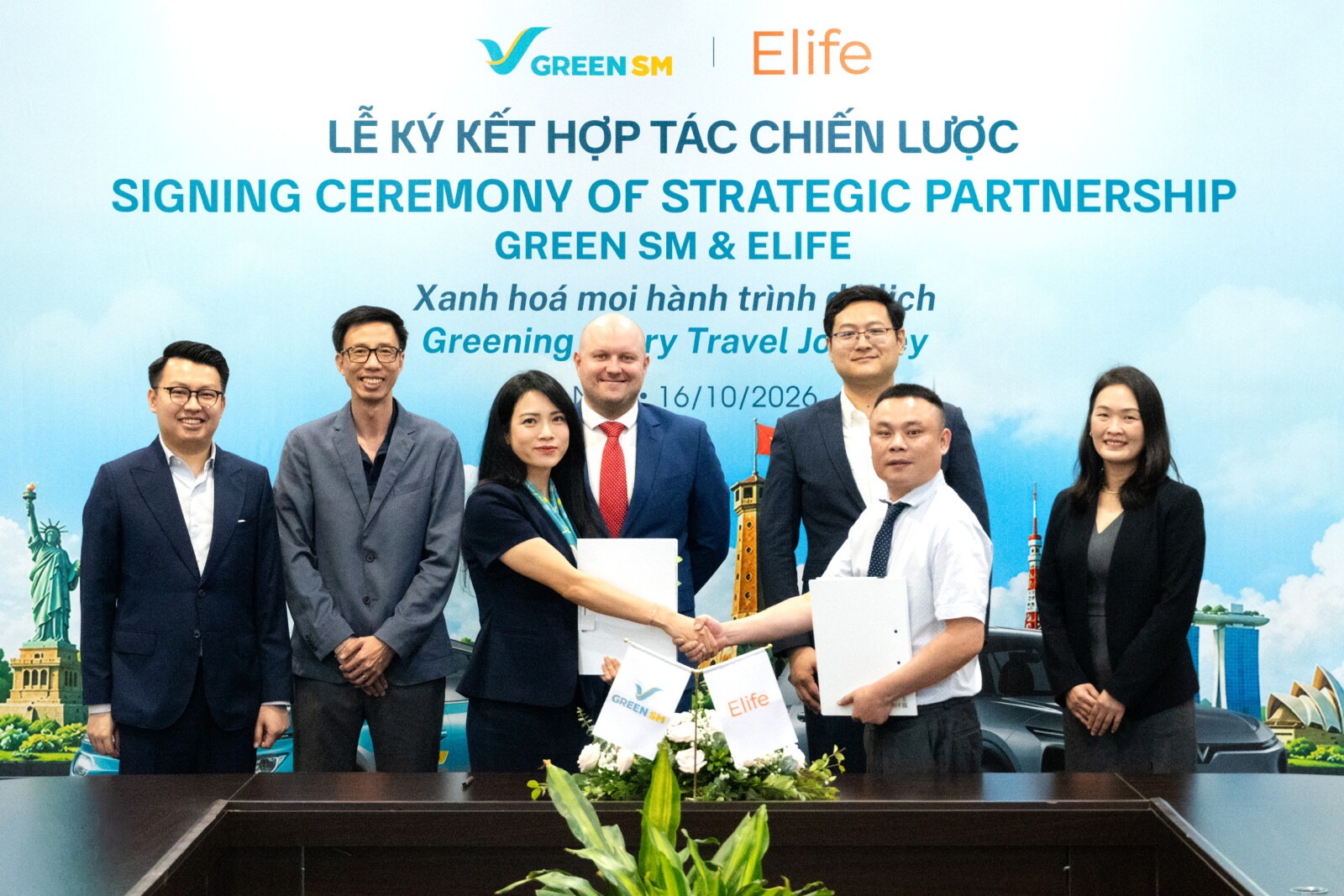Ms. Tran Thi Thu Phuong, Director of Sales at GSM (left), and Mr. Dan Deng, CEO of Elife (right), at the signing ceremony between the two companies.