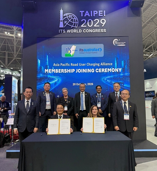 ITS Australia officially joined the Asia-Pacific Road User Charging Alliance on October 20 during the ITS World Congress, becoming the Alliance’s seventh member association. The agreement was signed by Philip Tseng, President of ITS Taiwan, and Susan Harris, CEO of ITS Australia. ITS Australia officially joined the Asia-Pacific Road User Charging Alliance on October 20 during the ITS World Congress, becoming the Alliance’s seventh member association. The agreement was signed by Philip Tseng, President of ITS Taiwan, and Susan Harris, CEO of ITS Australia.
